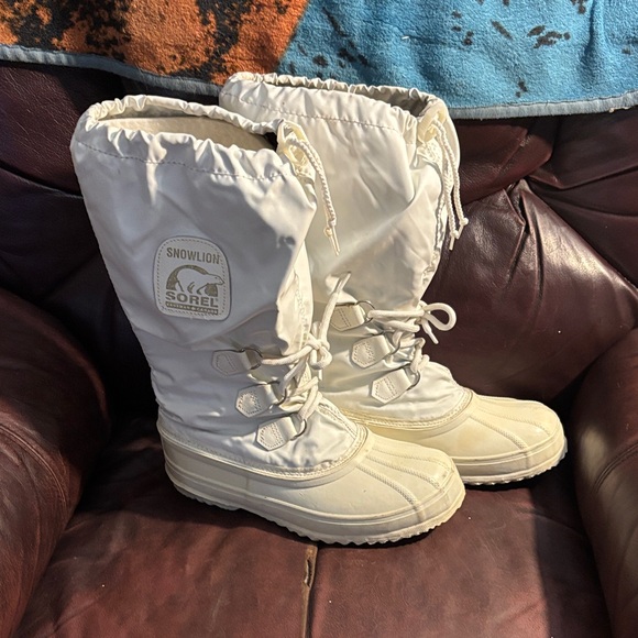 Sorel Snowlion White Winter Boots size 8 *FLAW - Picture 2 of 8